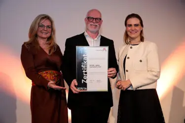 Zertifikat Headerbild mit Monica Rintersbacher (Leitbetriebe Austria), Franz Braunsberger (Kühne + Nagel), Julia Gottlieb (Kühne + Nagel)