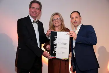 Zertifikat Headerbild mit Wolfgang Mohl (ÖJAB), Monica Rintersbacher (Leitbetriebe Austria), Mario Jakic (ÖJAB)