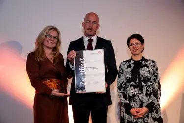 Zertifikat Headerbild mit Monica Rintersbacher (Leitbetriebe Austria), David Machanek (Pilz). Marianne Ecker (Pilz)