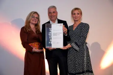 Zertifikat Headerbild mit Monica Rintersbacher (Leitbetriebe Austria), Hermann Retter (Retter), Ulrike Retter (Retter)