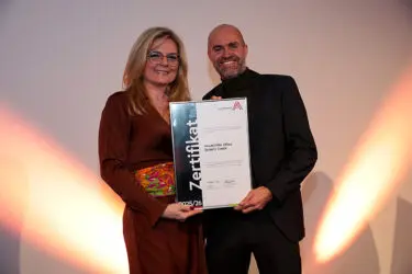 Zertifikat Headerbild mit Monica Rintersbacher (Leitbetriebe Austria), Udo Monsberger (Neudoerfler)