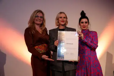 Zertifikat Headerbild mit Monica Rintersbacher (Leitbetriebe Austria), Birgit Wallner (Verkehrsbüro), Djeiran Malek-Hofmann (Verkehrsbüro)