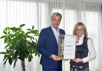 Zertifikat Headerbild mit Stefan Jauk, Generaldirektor Niederösterreichische Versicherung AG | Monica Rintersbacher, Geschäftsführerin Leitbetriebe Austria 