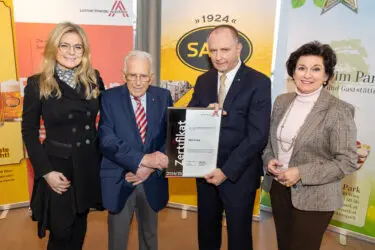 Zertifikat Headerbild mit Monica Rintersbacher (Leitbetriebe Austria), Walter Welledits, Albert Welledits (Salm Group), Margarete Kriz-Zwittkovits (Wirtschaftskammer Wien)