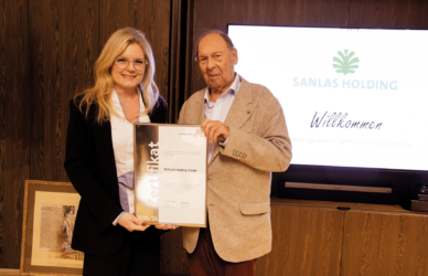 Zertifikat Headerbild mit Monica Rintersbacher (Leitbetriebe Austria), Günter Nebel (Sanlas)