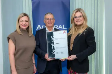 Zertifikat Headerbild mit Monika Racek (Admiral), Paul Kozelsky (Admiral), Monica Rintersbacher (Leitbetriebe Austria)