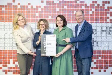 Zertifikat Headerbild mit Monica Rintersbacher (Leitbetriebe Austria), Alzbeta Takacova (Coca-Cola), Saskia Gutmann (Coca-Cola), Herbert Bauer (Coca-Cola) 