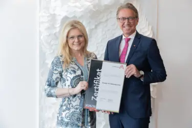 Zertifikat Headerbild mit Monica Rintersbacher (Leitbetriebe Austria), Leonhard Schitter (Energie AG)
