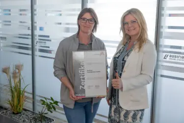 Zertifikat Headerbild mit Manuela Krbecek-Reitetschläger (Austrian CraneSystems), Monica Rintersbacher (Leitbetriebe Austria)