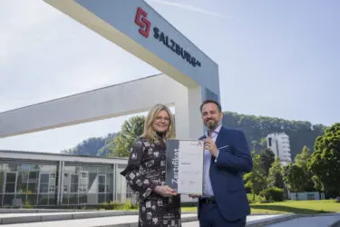 Zertifikat Headerbild mit Monica Rintersbacher (Leitbetriebe Austria), Michael Baminger (Salzburg AG)