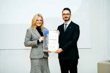 Zertifikat Headerbild mit Monica Rintersbacher (Leitbetriebe Austria), Yohann Malaquin (Timac Agro)