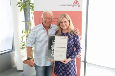 Zertifikat Headerbild mit Werner N. Peljak (Pelpharma), Monica Rintersbacher (Leitbetriebe Austria) © Katharina Schiffl