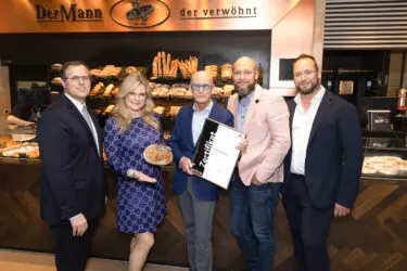 Zertifikat Headerbild mit Christoph Horvatits (Bäckerei DerMann), Monica Rintersbacher (Leitbetriebe Austria), Kurt Mann (Bäckerei DerMann), Michael Mann und Philipp Mann (Bäckerei DerMann)© Christian Mikes