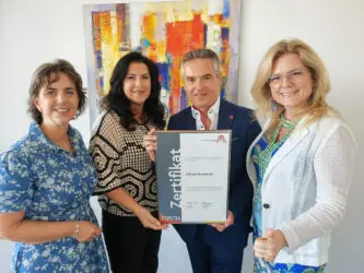 Zertifikat Headerbild mit Alessandra Jansky-Omat (Leitbetriebe Austria), Rosa Maria Seilerbeck (Schrack Seconet), Wolfgang Kern (Schrack Seconet), Monica Rintersbacher (Leitbetriebe Austria) © Schrack Seconet