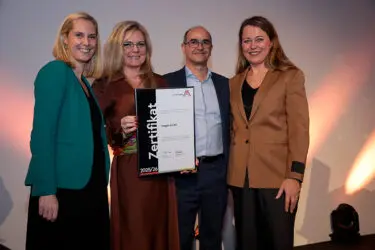 Zertifikat Headerbild mit Daniela Dallinger (Amgen), Monica Rintersbacher (Leitbetriebe Austria), George	Tousimis (Amgen), Anna Zaleska (Amgen) © Günther Langegger