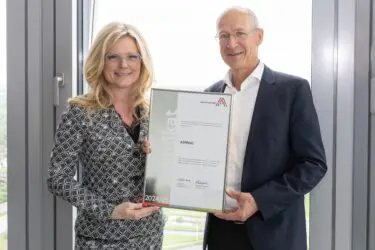 Zertifikat Headerbild mit Monica Rintersbacher (Leitbetriebe Austria), Herbert Kasser (ASFINAG) © René Brunhölzl