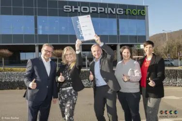 Zertifikat Headerbild mit Bernhard Starzer (Kovac Stahl), Monica Rintersbacher (Leitbetriebe Austria), Christian Kovac (Kovac), Doris Weilguni (Seifenfabrik), Heike Heinisser (Shopping Nord) © Foto Fischer 