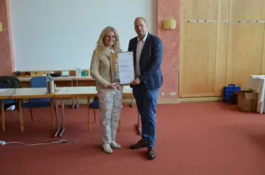 Zertifikat Headerbild mit Monica Rintersbacher (Leitbetriebe Austria), Phillip Danner (Wolf Systembau) ©Leitbetriebe Austria