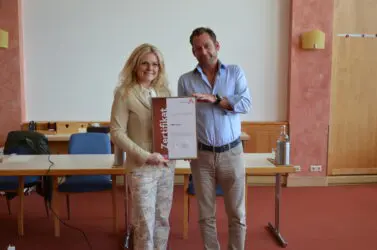 Zertifikat Headerbild mit Monica Rintersbacher (Leitbetriebe Austria), Patrick Schild (CBRE) ©Leitbetriebe Austria
