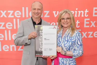 Zertifikat Headerbild mit Gernot Graninger (AKM), Monica Rintersbacher (Leitbetriebe Austria) ©Christian Mikes