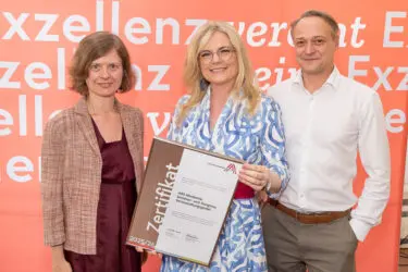 Zertifikat Headerbild mit Alexandra Zotter (ARS Akademie), Monica Rintersbacher (Leitbetriebe Austria), Richard Melbinger (ARS Akademie) ©Christian Mikes