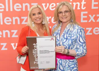 Zertifikat Headerbild mit Sabine Ransböck (Aktuell Raiffeisen), Monica Rintersbacher (Leitbetriebe Austria) ©Christian Mikes