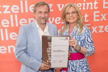 Zertifikat Headerbild mit Christoph Becker (ETC), Monica Rintersbacher (Leitbetriebe Austria) ©Christian Mikes