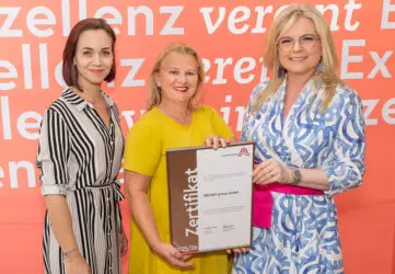 Zertifikat Headerbild mit Bettina Richter (EPCONT), Ilse Merkinger-Boira (EPCONT), Monica Rintersbacher (Leitbetriebe Austria) ©Christian Mikes