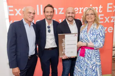 Zertifikat Headerbild mit Stefan Messar (GLORIT), Patrick Kloihofer (GLORIT), Lukas Sattlegger (GLORIT), Monica Rintersbacher (Leitbetriebe Austria) ©Christian Mikes