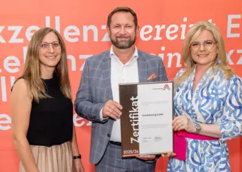 Zertifikat Headerbild mit Oliver Rosteck (Grenkeleasing), Monica Rintersbacher (Leitbetriebe Austria) ©Christian Mikes
