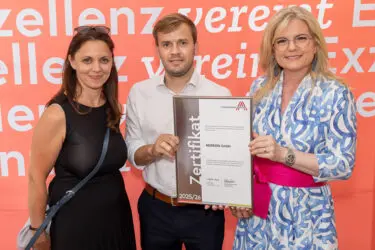 Zertifikat Headerbild mit Gabrijela Ponier (Murexin), Rainer Pascher (Murexin), Monica Rintersbacher (Leitbetriebe Austria) ©Christian Mikes