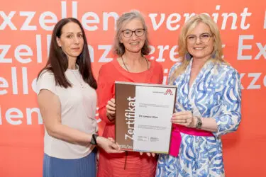 Zertifikat Headerbild mit Daniela Janko ( FH Campus Wien), Elisabeth Haslinger-Baumann ( FH Campus Wien), Monica Rintersbacher (Leitbetriebe Austria) ©Christian Mikes