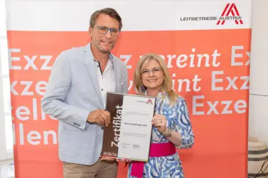 Zertifikat Headerbild mit Leif Moll (Merck), Monica Rintersbacher (Leitbetriebe Austria) ©Christian Mikes
