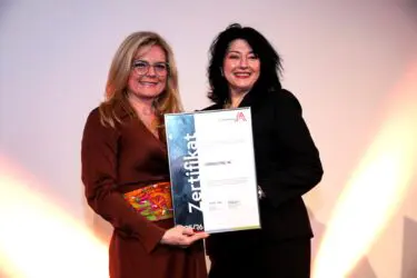 Zertifikat Headerbild mit Monica Rintersbacher (Leitbetriebe Austria) und Katrin Simoni Grigorians (Consulting AG) © Günther Langegger