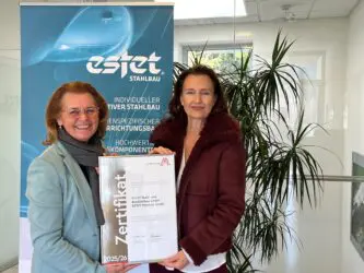Zertifikat Headerbild mit Silvia Keleman (Leitbetriebe Austria), Mag. Helga Stadler (ESTET) © ESTET