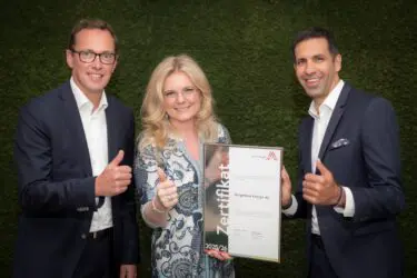 Zertifikat Headerbild mit Reinhard Czerny (Burgenland Energie AG), Monica Rintersbacher (Leitbetriebe Austria), Stephan Sharma (Burgenland Energie AG) © Burgenland Energie