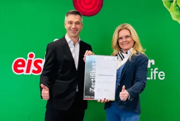 Zertifikat Headerbild mit Jürgen Öllinger (Eisberg), Monica Rintersbacher (Leitbetriebe Austria) © Eisberg