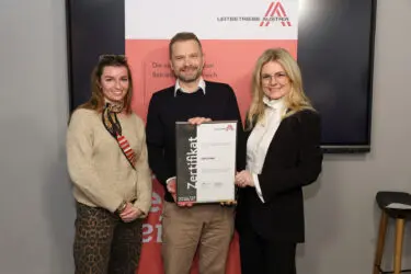 Zertifikat Headerbild mit Sophie Schröckenfuchs (Lifta GmbH), Alexander te Best (Lifta GmbH), Monica Rintersbacher (Leitbetriebe Austria) © Katharina Schiffl