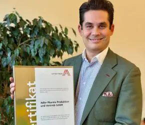Zertifikat Headerbild mit Stephan Niedan (Adler Pharma) © Adler Pharma