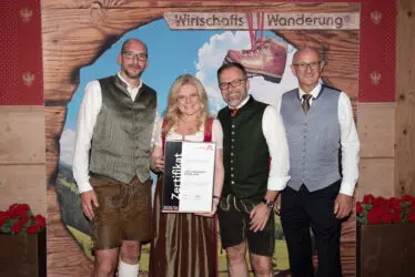Zertifikat Headerbild mit Gerald Matzner-Holsmer (cafe+co), Monica Rintersbacher (Leitbetriebe Austria), Fritz Kaltenegger (cafe+co), Anton Mattle (Landeshauptmann Tirol) © Irene Ascher/cafe+co