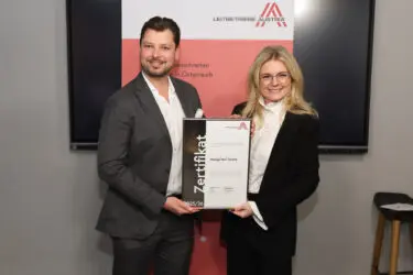Zertifikat Headerbild mit Roman Benedetto (Management Factory), Monica Rintersbacher (Leitbetriebe Austria) © Katharina Schiffl