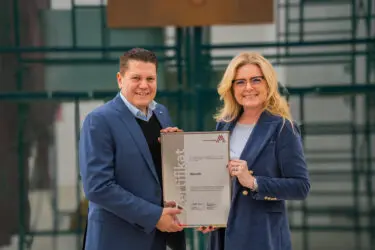 Zertifikat Headerbild mit Lukas Schinko (Neuroth), Monica Rintersbacher (Leitbetriebe Austria) © Marvin Strauss