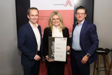 Zertifikat Headerbild mit  Robert Slovacek (VERBUND), Monica Rintersbacher (Leitbetriebe Austria), Martin Wagner (VERBUND), © Katharina Schiffl