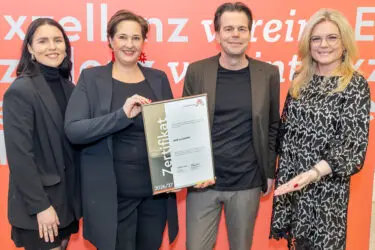 Zertifikat Headerbild mit Carola Prohaska (&US), Laura Brunbauer (&US), Helmut Kosa (&US), Monica Rintersbacher (Leitbetriebe Austria) © Christian Mikes