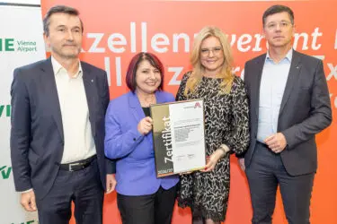 Zertifikat Headerbild mit Ehrenfried Werderits (Schachinger Logistik), Ina Pfneiszl (Schachinger Logistik), Monica Rintersbacher (Leitbetriebe Austria), Günther Gfrerrer (Schachinger Logistik) ©