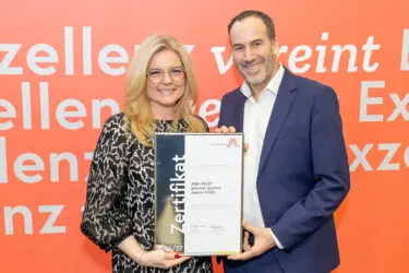 Zertifikat Headerbild mit Monica Rintersbacher (Leitbetriebe Austria), Hermann Niessler (ASSA ABLOY) © Christian Mikes