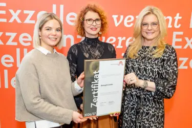 Zertifikat Headerbild mit Elena Moser (BiologoN), Jasmin Rieser (BiologoN), Monica Rintersbacher (Leitbetriebe Austria) © Christian Mikes