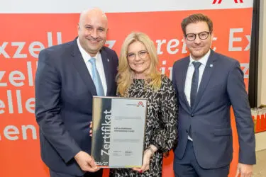 Zertifikat Headerbild mit Clemens Kollmann (call us Assistance), Monica Rintersbacher (Leitbetriebe Austria), Konstantin Salimov (call us Assistance) © Christian Mikes