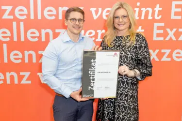 Zertifikat Headerbild mit Patrick Ortner (CPB SOFTWARE), Monica Rintersbacher (Leitbetriebe Austria) © Christian Mikes