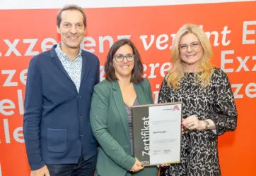 Zertifikat Headerbild mit Wolfgang Kradischnig (DELTA), Evelyn Parnigoni (DELTA), Monica Rintersbacher (Leitbetriebe Austria) © Christian Mikes